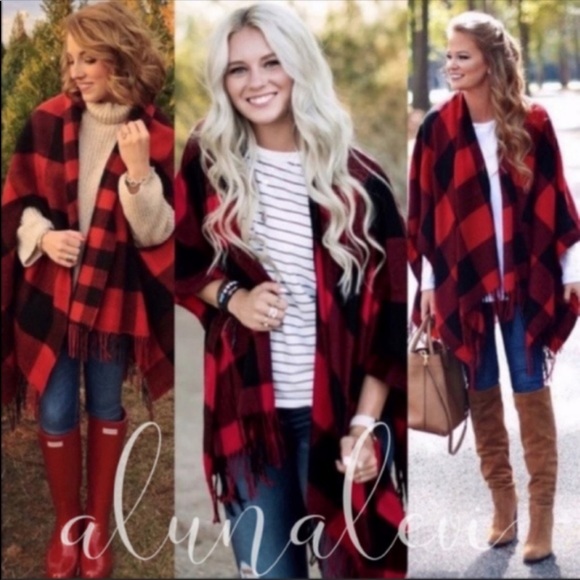 Sweaters - *Last One*🎄NWT Buffalo Plaid Tassle Poncho🎄